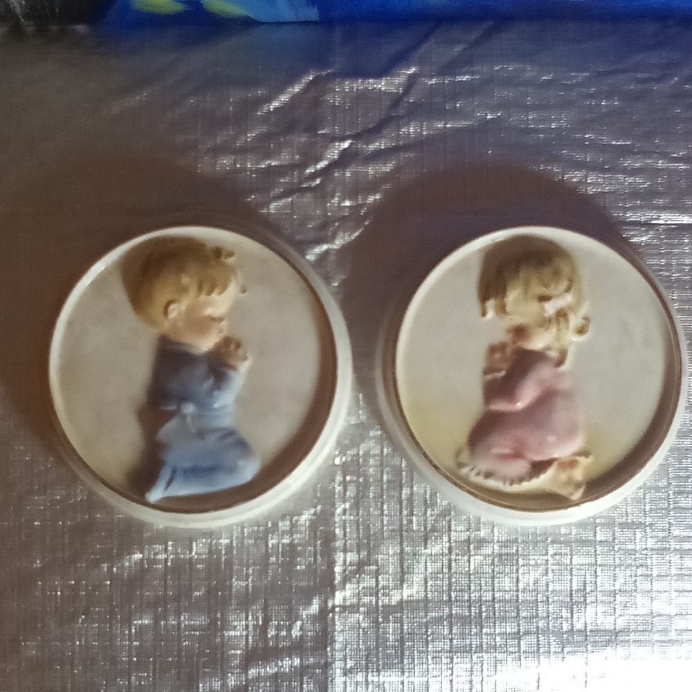 Vintage Lefton circular plaques.